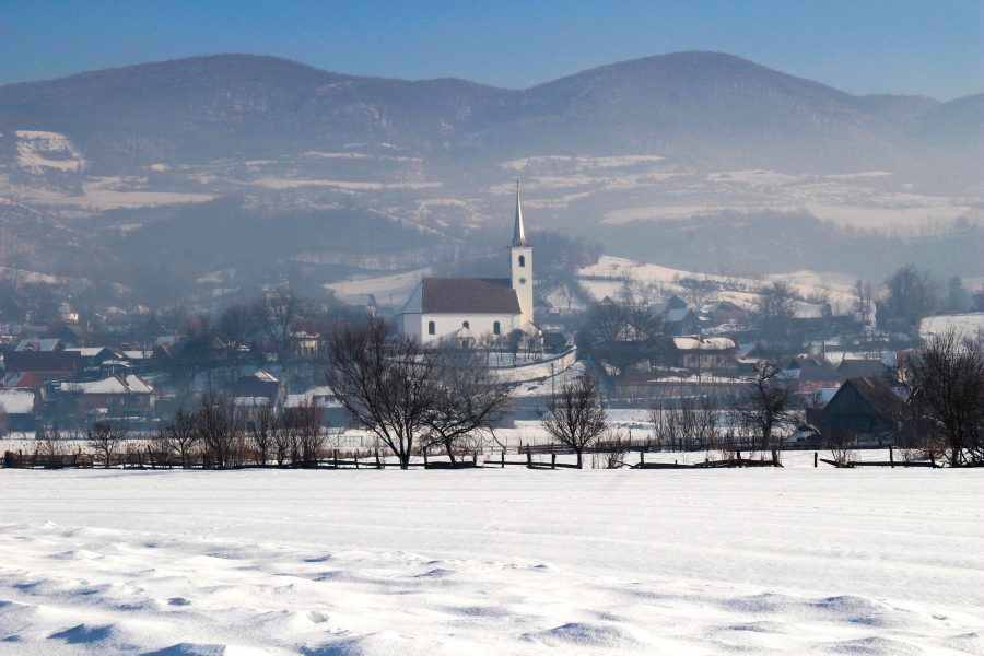 Felsősófalva téli látképe a rétről