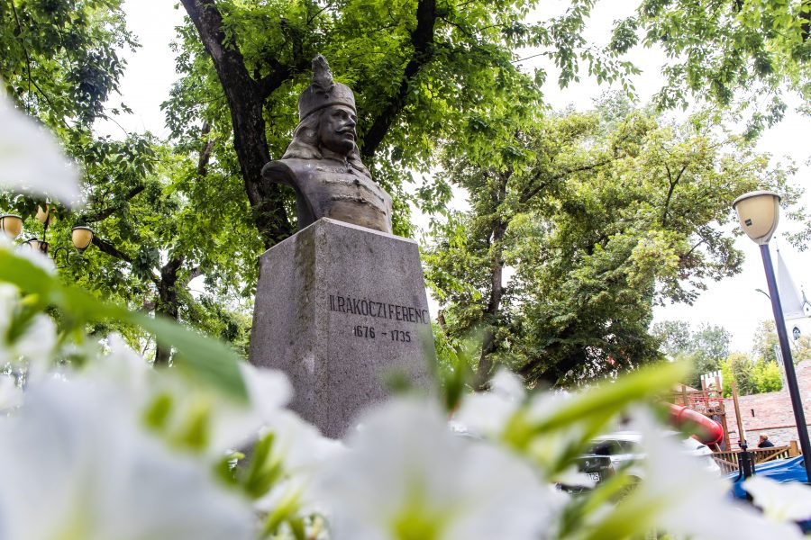 II. Rákóczi Ferenc szobra Marosvásárhelyen, a vár előtt