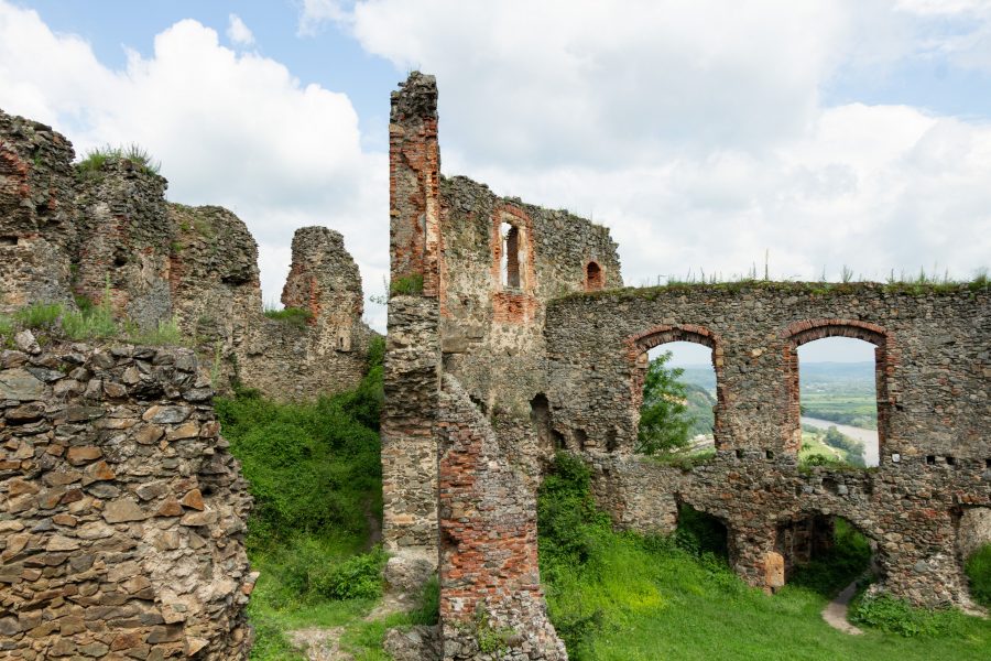 Romos várfalak - egykor itt várépületek álltak