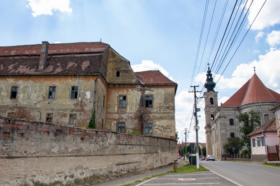 A romos állapotokban levő Apafi Kastély