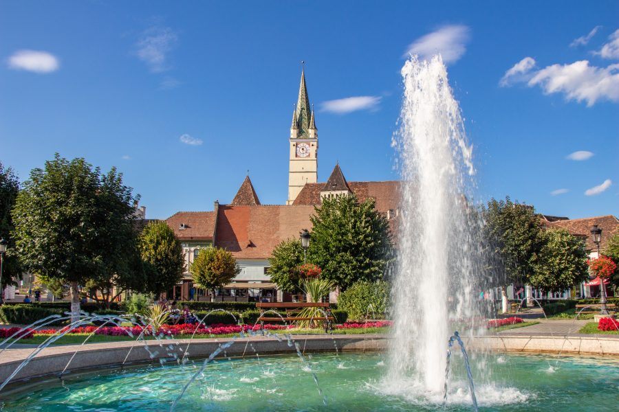 Háttérben a Medgyesi erődtemplom