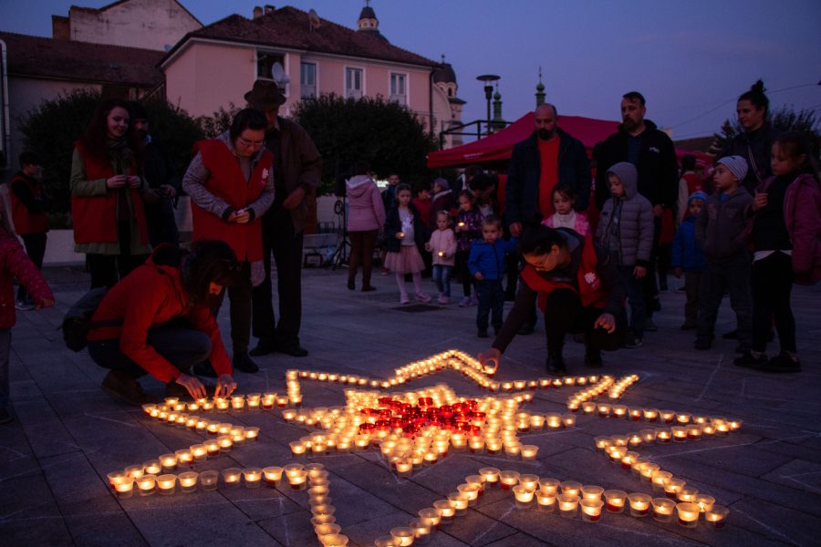 Gyertyák ragyognak Marosvásárhelyen a szegényekért