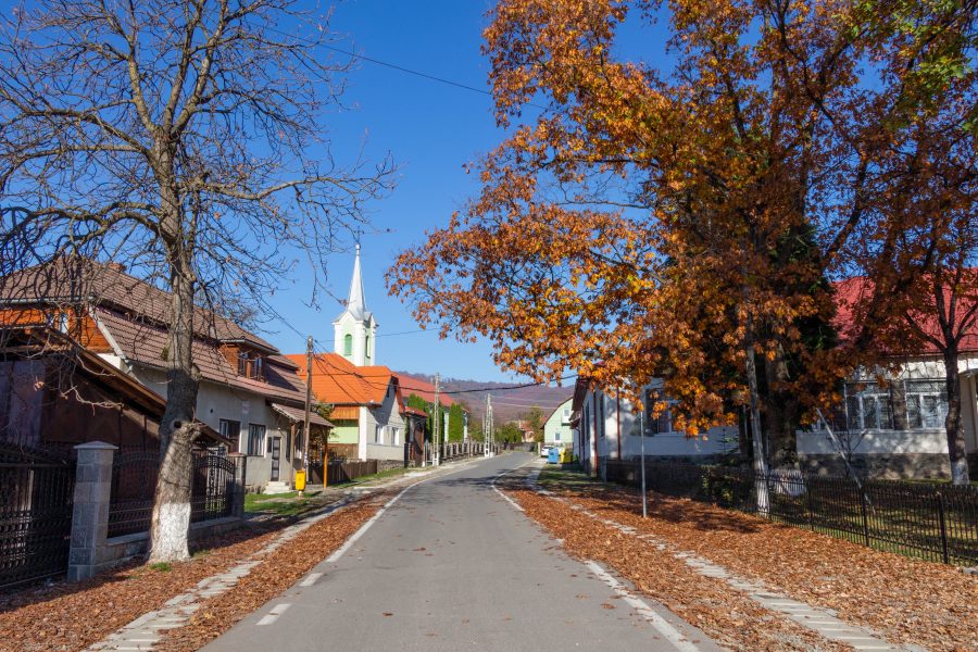 Római katolikus templom Görgényüvegcsűr központjában