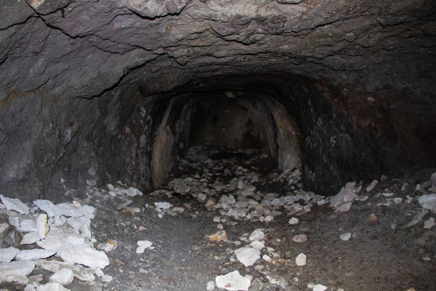 Dinamit rudaknak fúrt lyukak talalhatóak a barlangban
