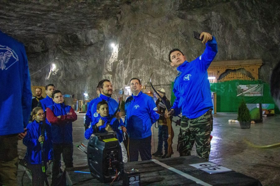 Szirtisasok szelfije a vereny előtt