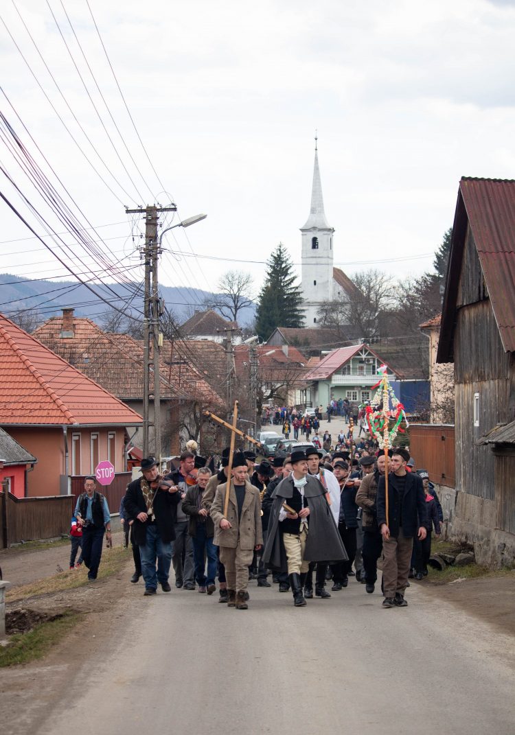 Alsósófalvi farsangtemetés, háttérben a református templom