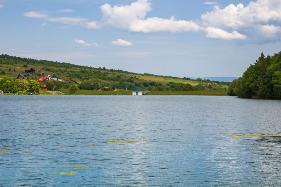 A Besenyő-patak táplálja a tavat