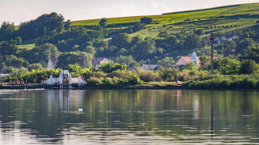 Mezőzáh látképe a tóról