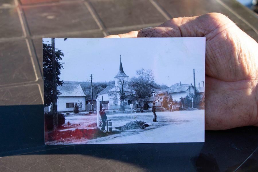 Mezőzáh református temploma, balra az egykori magyar iskola