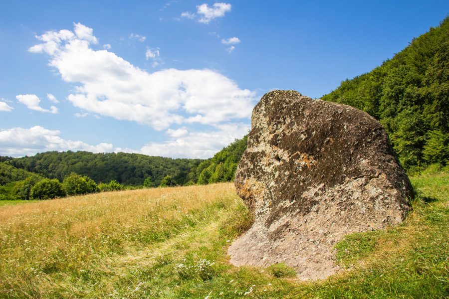 A Korondi Likaskő legendája szerint itt jártak, amikor megszólalt a kakas