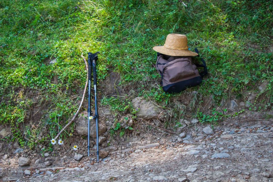 A túrázás legfontosabb kellékei: túrabot, kalap és hátizsák