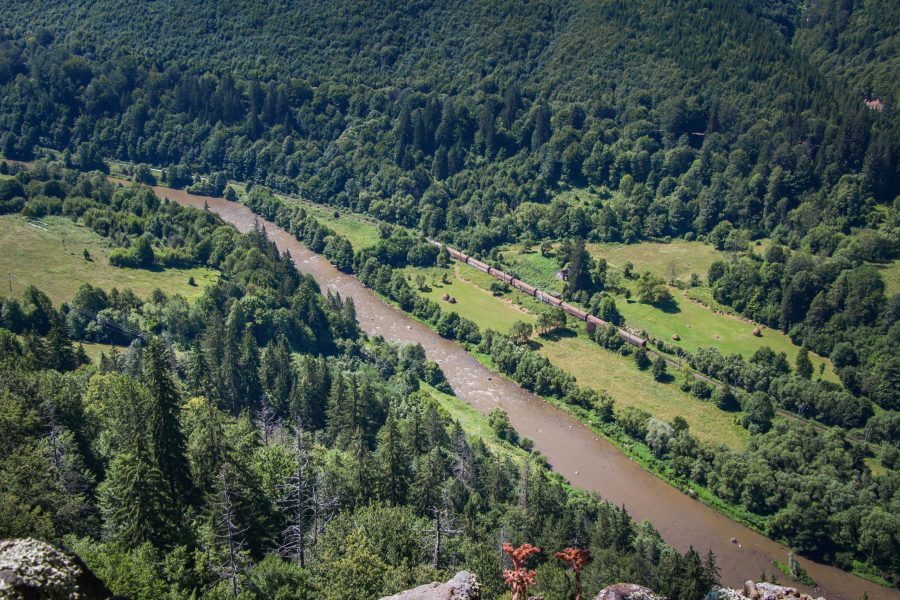 Vasút a Maros folyó útja mentén