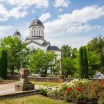 Az Ortodox templom a szovjet hősők emlékművétől nézve