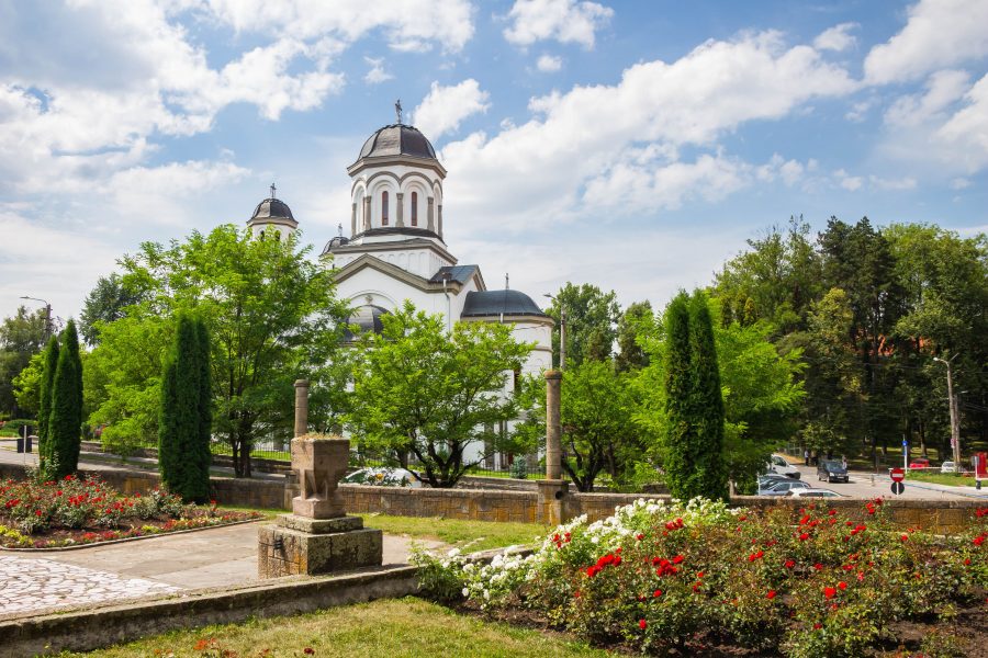 Az Ortodox templom a szovjet hősők emlékművétől nézve