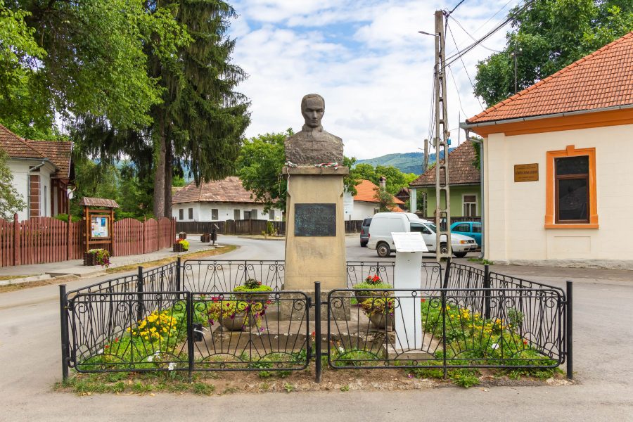 Kőrösi Csoma Sándor emlékére állított szobor Csomakőrös főterén