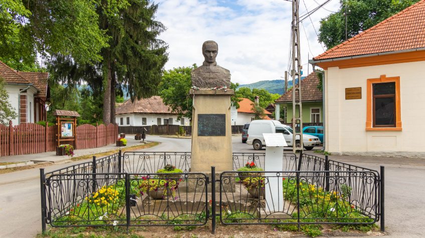 Kőrösi Csoma Sándor emlékére állított szobor Csomakőrös főterén
