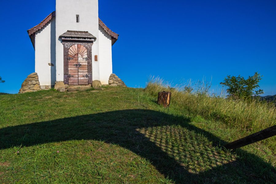 Kápolna a dombtetőn