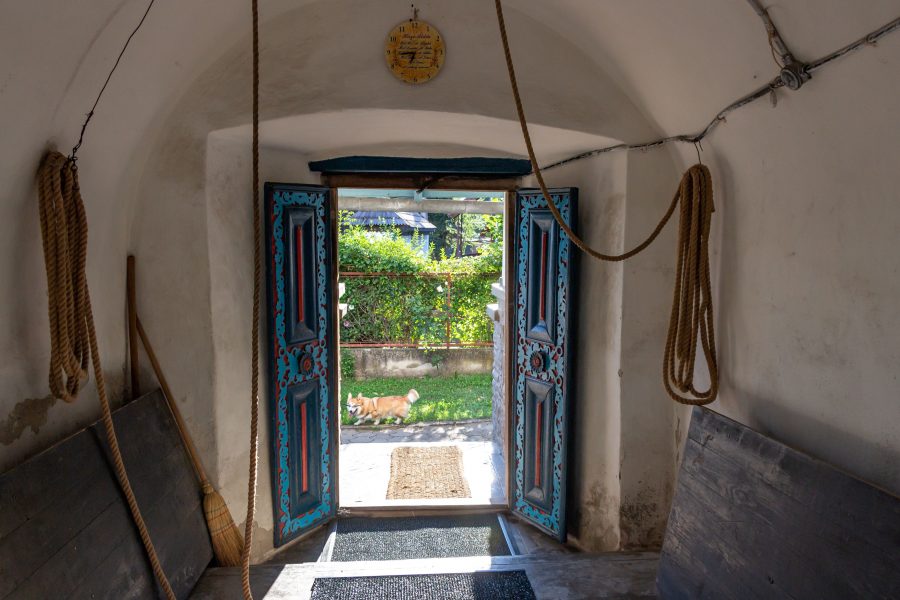 Csodásan díszitett ajtaja van az erdőszentgyörgyi református templomnak