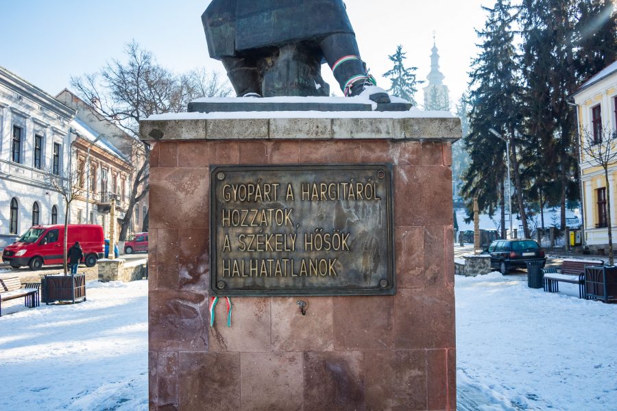 A Vasszékely felirata: Gyopárt a Hargitáról hozzatok, a székely hősök halhatatlanok!