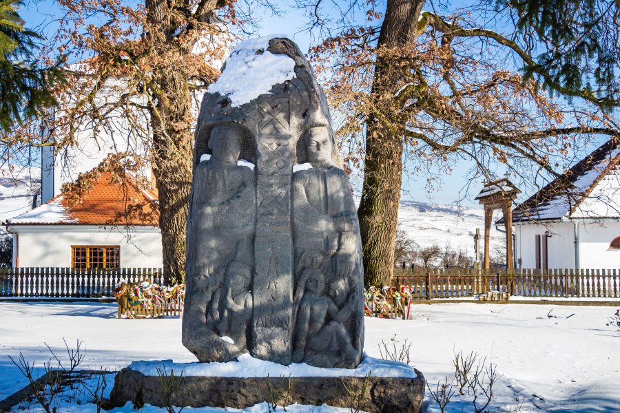 A sír előtt látható Szervátiusz Jenő és Tibor hargitai vulkáni kőből faragott emlékműve