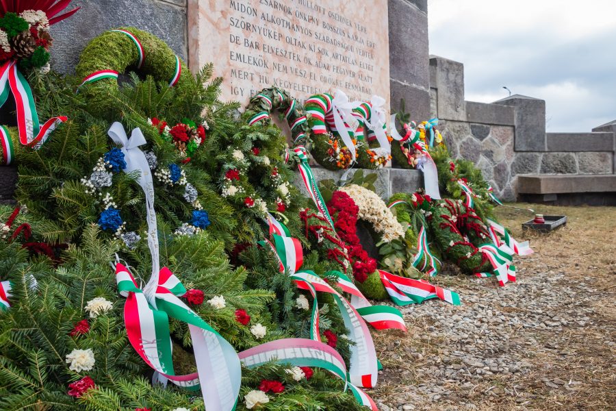 Az emlékműről a 200-as szám olvasható le