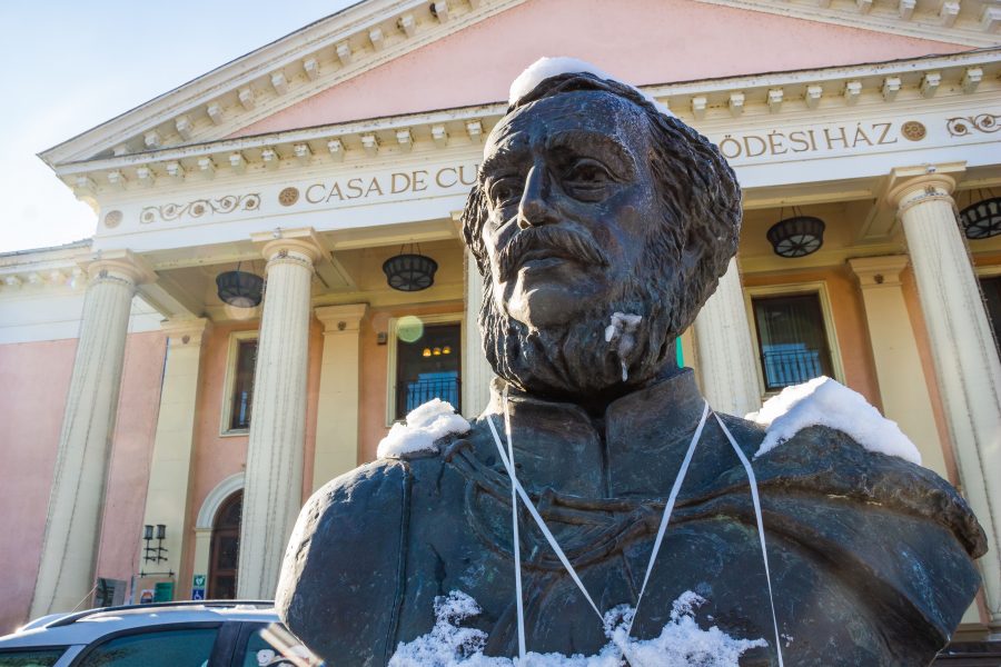 Széchenyi István szobra a Székelyudvarhelyi Művelődési Ház előtt