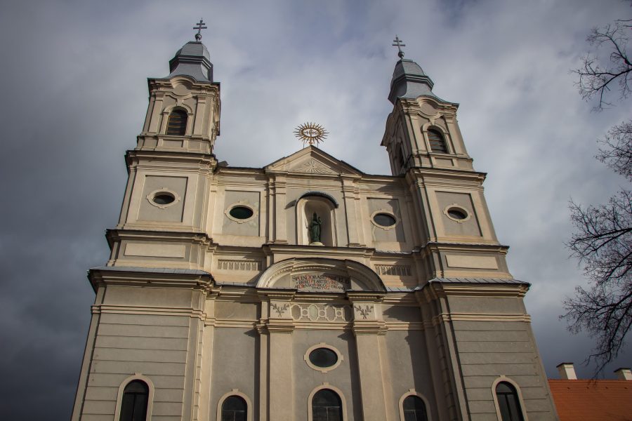 A barokk stílusú templomot Schmidt Konstantin építész tervezte