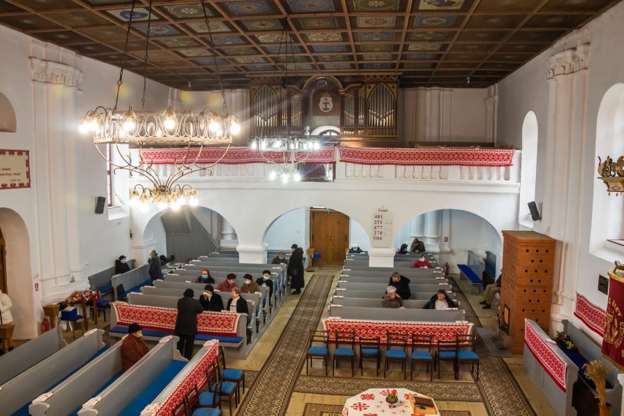 Istentiszteletre várva a Szemerjai Református Templomban