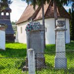 Világháborús emlékmű páros a templomkertben