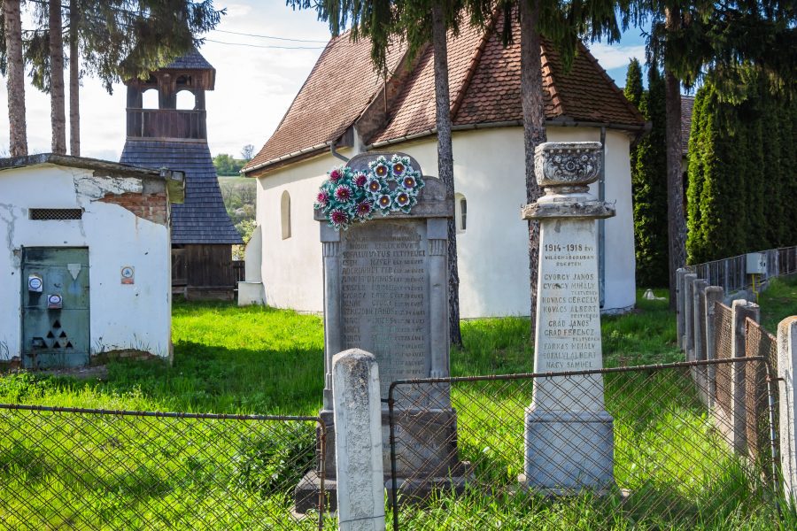 Világháborús emlékmű páros a templomkertben