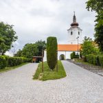 A város északnyugati részén, a Kálvin tér fölötti magaslaton áll a templom