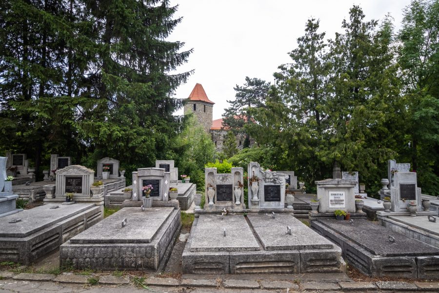 A vártemplom másik tornya a temetőből nézve