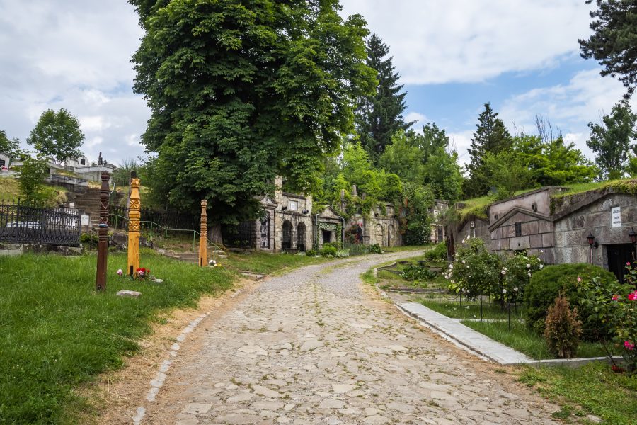 Családi sírboltok a református temetőben