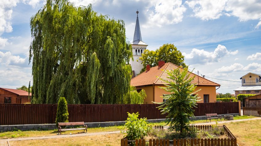 Kis park a református templom közelében