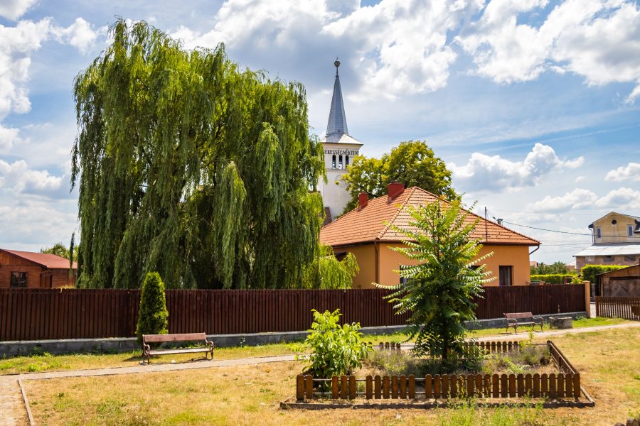 Kis park a református templom közelében