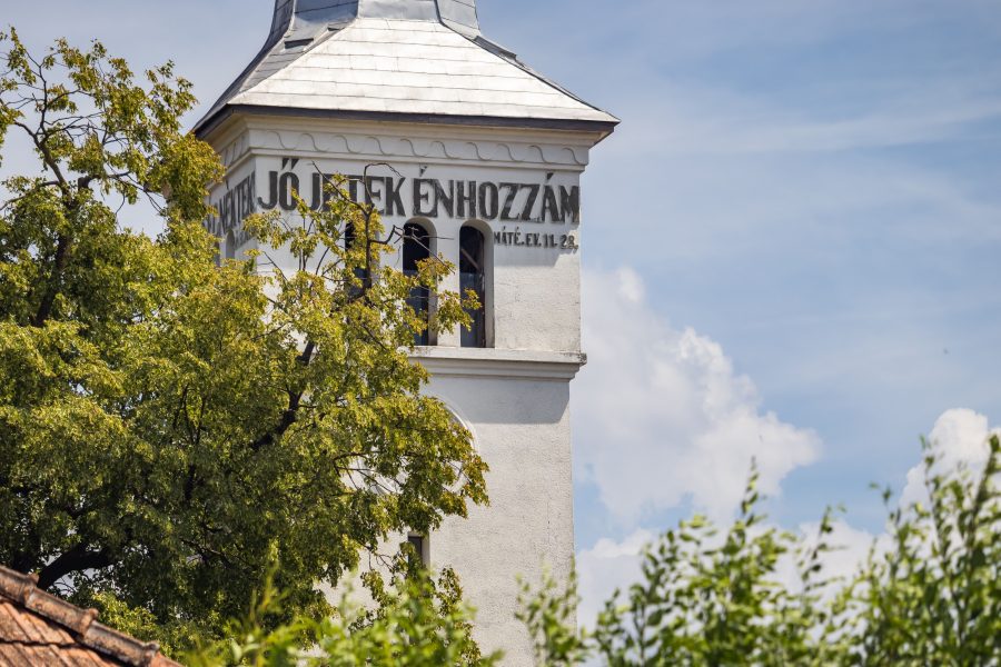 Marosszentanna templomát kívülről Bibliai idézetek, belülről freskók díszitik