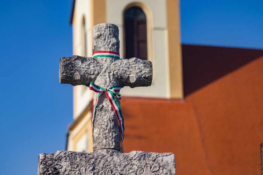 Kőkereszt Székelyvarság temetőjében