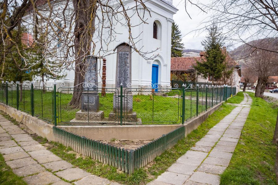 1. és 2. világháborús emlékmű a templomkertben