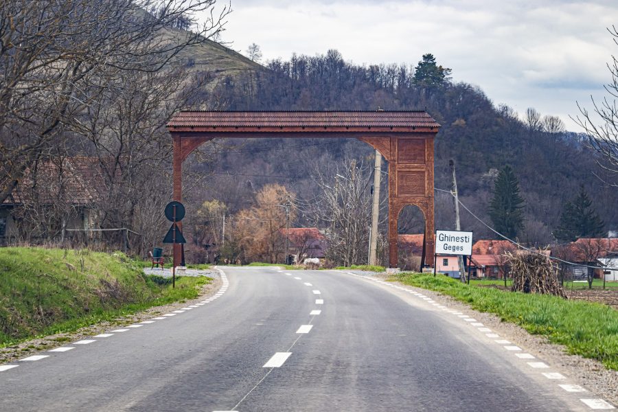 Székelykapu Geges bejáratánál