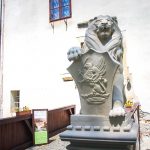 Címertartó oroszlán a kastély bejáratánál