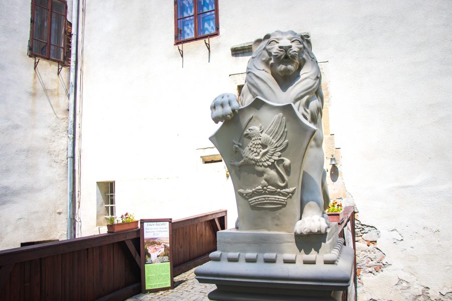 Címertartó oroszlán a kastély bejáratánál