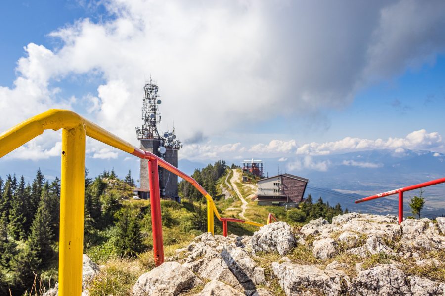 Számos sípálya és felvonó található itten