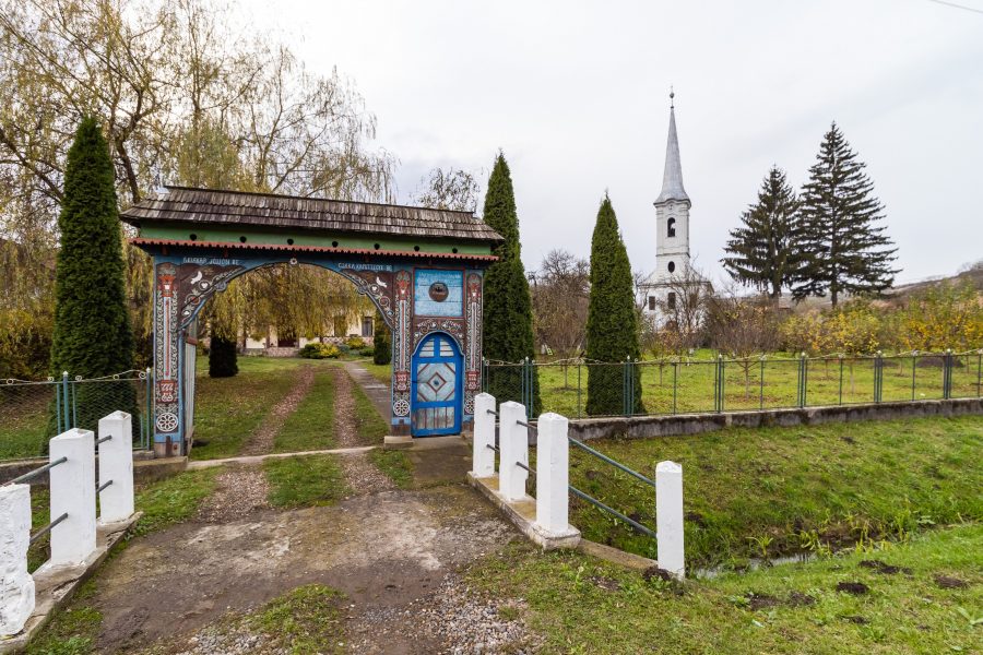 Székelykövesd református temploma előtt