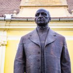 Bernády György szobra a Teleki-ház előtt, a róla elnevezett téren