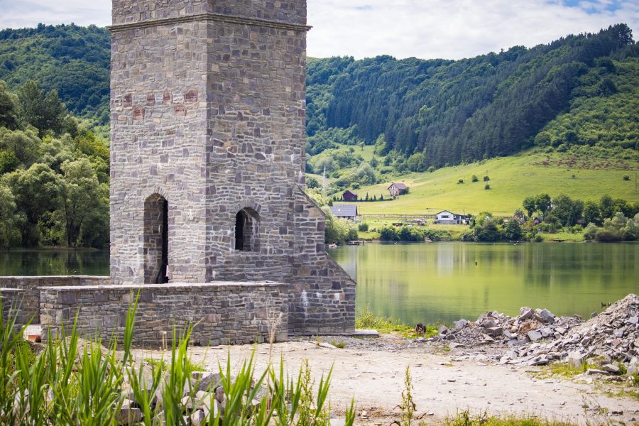 Egy kiskutya az Összetartozás templomának az őre