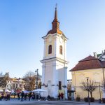 A Szent Imre-templom és kolostor a város főterén épült a 18–19. században