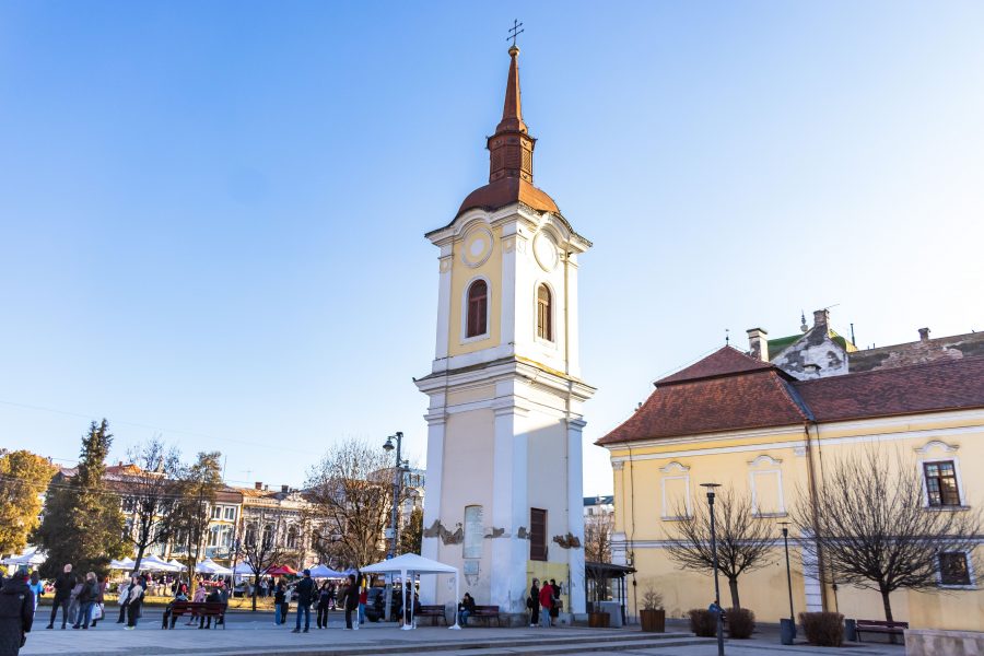 A Szent Imre-templom és kolostor a város főterén épült a 18–19. században