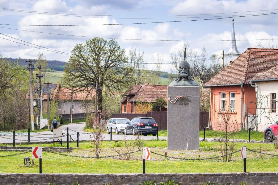 A szobor Székelybere központjában áll
