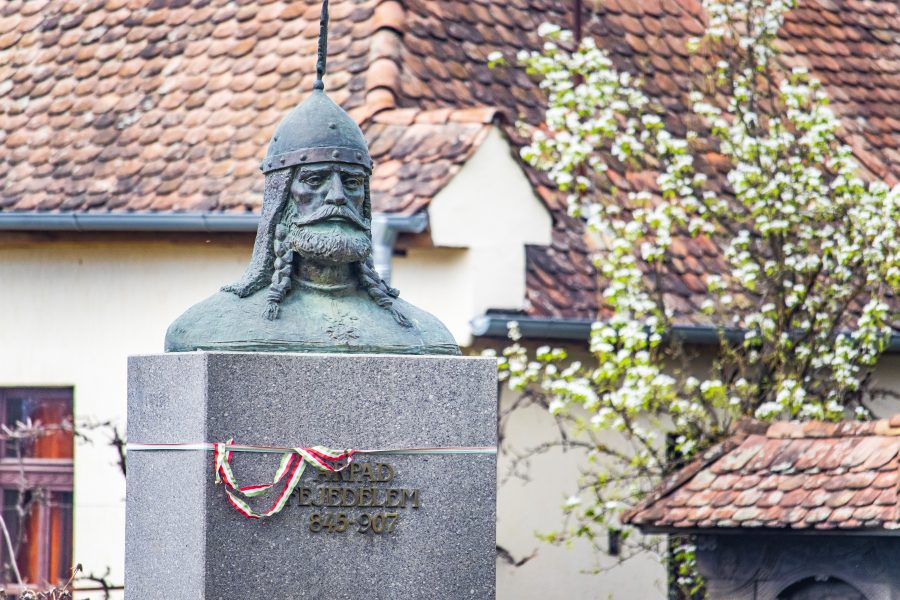 Árpád fejedelem szobrát Gyarmathy János szobrászművész készítette