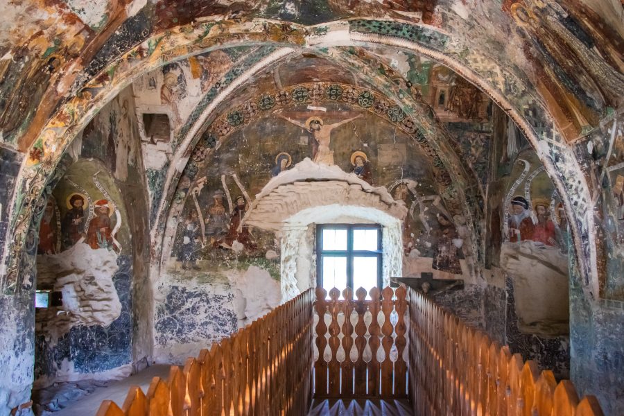 A kápolna torony a 15. századi freskóival